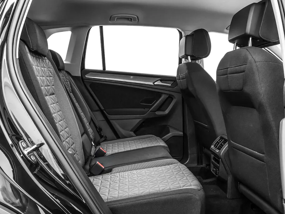 Volkswagen Tiguan 1.4 TSI eHybrid 245pk DSG Life Business · Camera · Inklap. Trekhaak · Stuur- & Stoelverwarming · Parkeerassistent · Apple/Android Car Play ·