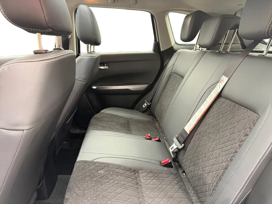 Suzuki Vitara 1.5 Hybrid Style 116PK AUTOMAAT | Parkeer sensoren| Metallic lak| 4 seizoen banden| Camera| Schuif en kanteldak| Navigatie| Stoel verwarming| Adaptieve cruise control