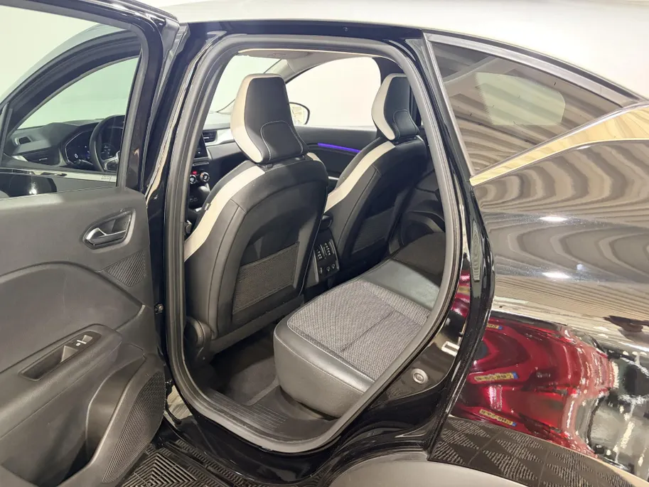 Renault Captur 145PK E-Tech Hybrid Intens Automaat | Camera | Parkeersensoren | Apple Carplay/Android Auto | Navigatie | Climate Control | Cruise Control | Lichtmetalen Velgen | Licht & Regensensor |