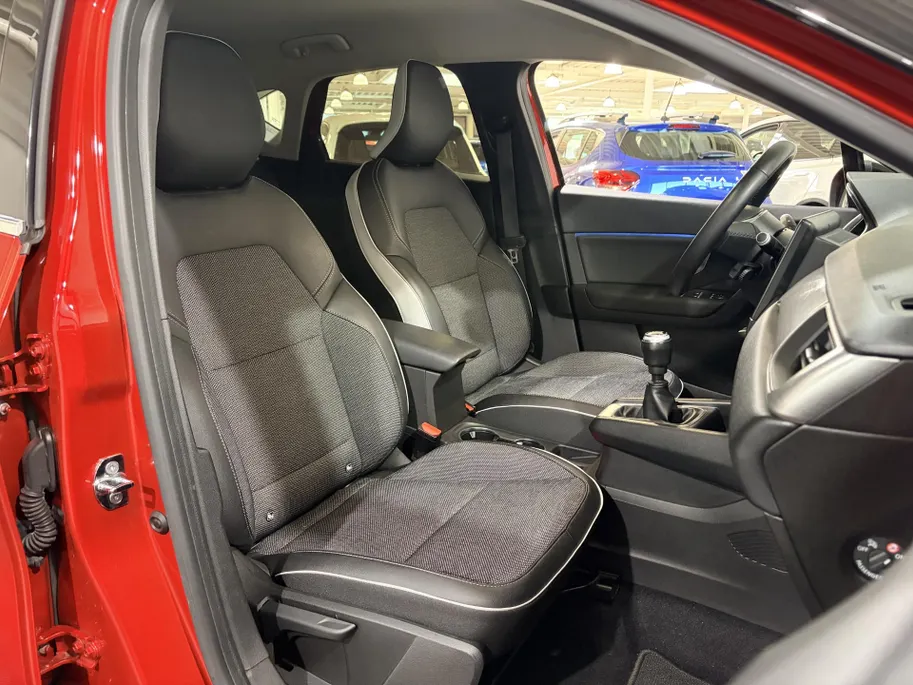 Renault Captur 90PK TCe Intens | Navi | Camera | Climate Control | Parkeersensoren | Apple CarPlay/Android Auto | Licht & Regen Sensor | Full LED | Lichtmetalen Velgen | Armsteun |
