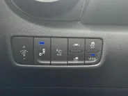 Hyundai Kona EV Premium 64 kWh | Achteruitrijcamera | Head Up Display | Dodehoek Detectie | Lederen Bekleding | Climate Control |
