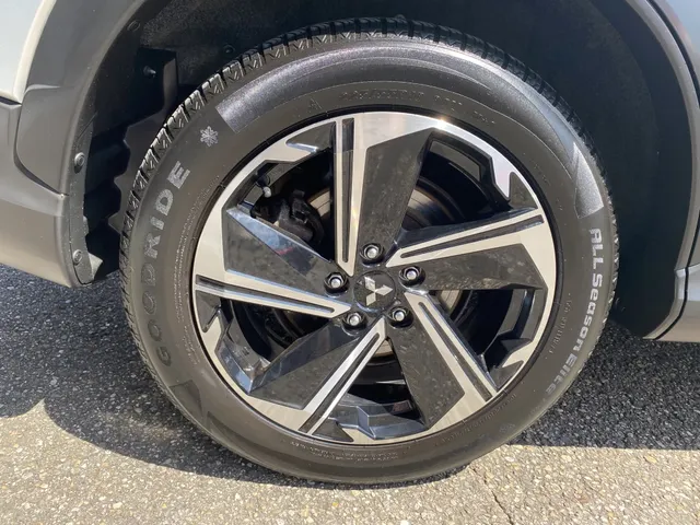 Mitsubishi Eclipse Cross 2.4i PHEV First Edition | All Seasons