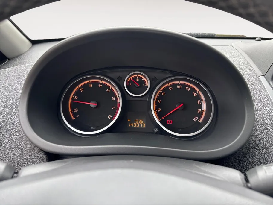 Opel Corsa 1.4-16V Cosmo | Cruise | Lichtmetaal | park sensoren |