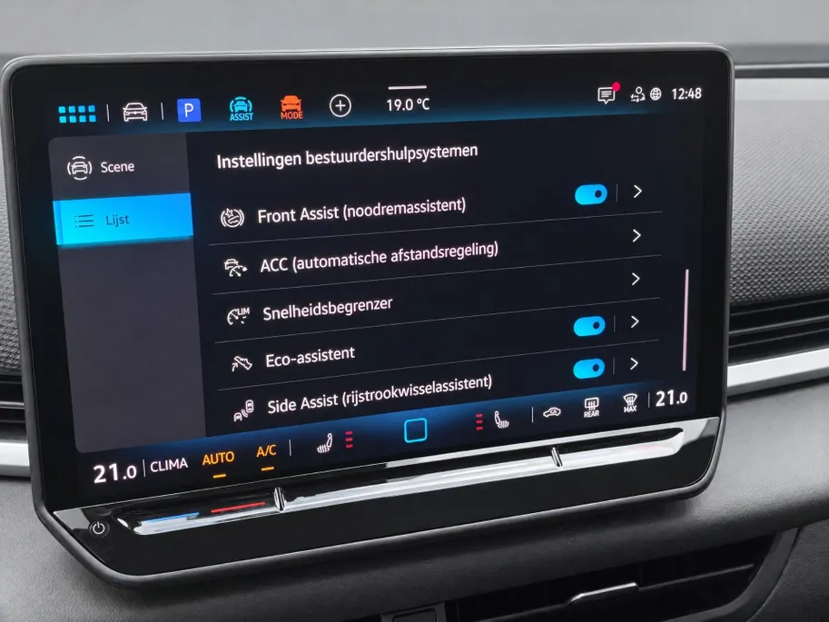 Volkswagen T-Roc 1.5 eTSI 150pk DSG R-Line First Edition · Camera · Apple/Android Car Play · Elek. Achterklep · Matrix LED · Stoel-& Stuurverwarming · 18'' Inch ·