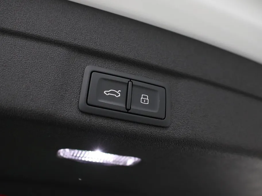 Audi A5 Avant 2.0 367pk S-tronic e-hybrid quattro S edition · 360 Camera · Wegklapbare Trekhaak · Bang & Olufsen Audio · Bijrijder Display · Zwart Optiek · 19'' Inch · Garantie t/m 26-07-2030 of 100.000