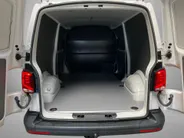 Volkswagen Bedrijfswagens Transporter 2.0TDi 110pk L2H1 30 · Achteruitrijcamera · Trekhaak · Stoelverwarming · Standkachel · Apple Carplay / Android Auto · Dakdragers ·