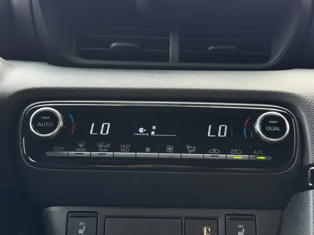 Toyota Yaris 1.5 Hybrid Executive Bi-Tone | PDC V+A | HUD