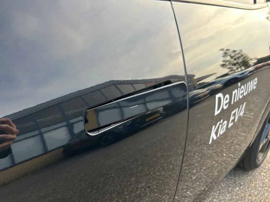 Kia EV4 Hatchback GT-PlusLine 81.4 kWh | Schuif/kanteldak | Lederen bekleding | 360 Graden camera | Head up display | Elektrische achterklep | Elektrische stoel verstelling met geheugen | Stoel verwarming + ventilatie voor | Dodehoek camera | Draadloze oplader | 