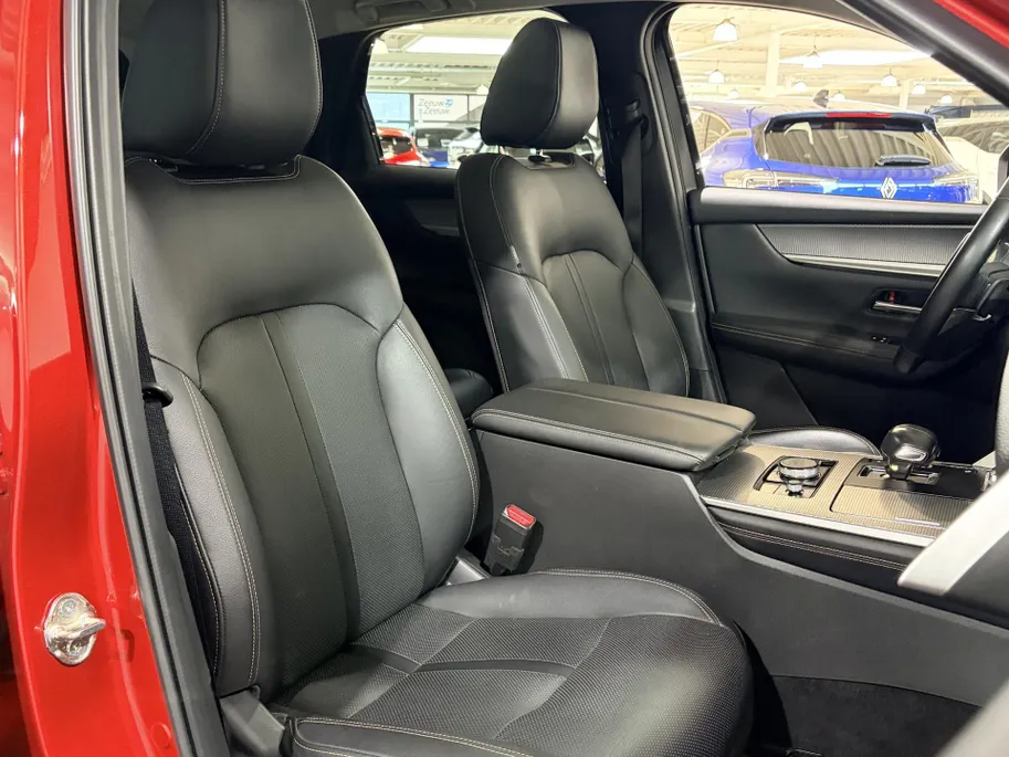 Mazda CX-60 325PK e-SkyActiv PHEV Takumi Automaat | Trekhaak | Digital Cockpit | 360 Camera | Head-Up Display | Schuif/Kantel Dak | Stoel & Stuurwiel Verwarming | Apple Carplay/Android Auto | Adaptieve Cruise Control | Dode Hoek Detectie | Elektrische Achterklep |