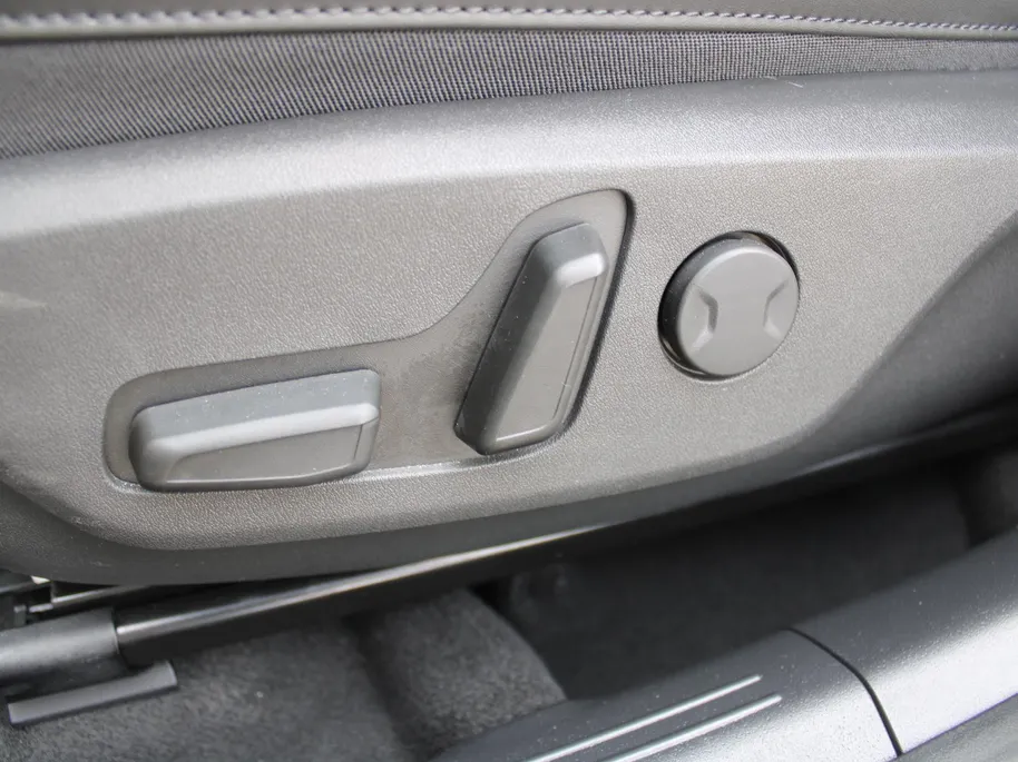 Kia Niro EV Edition Advanced 64.8 kWh | Stuur-/stoelverwarming | Elektr. stoelverstelling | Camera | Cruise adapt. | 17'LM | Clima | 17% bijtelling |