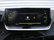 Peugeot 208 1.2 PureTech GT Pack | Stoelverwarming | Pano dak | Camera | Cruise adapt. | Dodehoek detectie | 17' LM | Navi | Clima | Leer/alcantara sportstoelen |