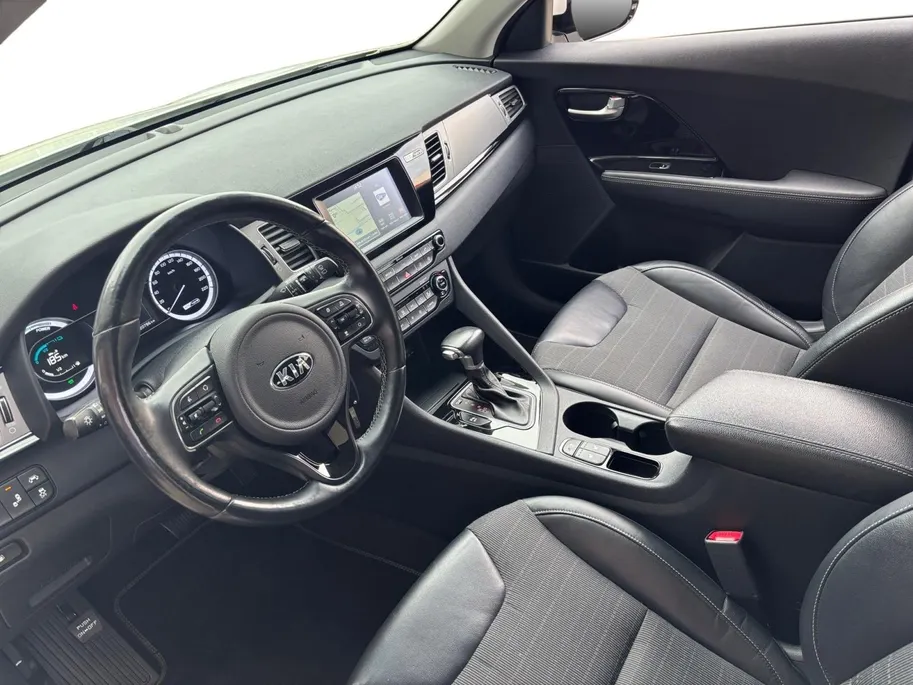 Kia Niro 1.6 GDi Hybrid First Edition | Trekhaak | Achteruitrijcamera | Stoel en stuurverwarming |