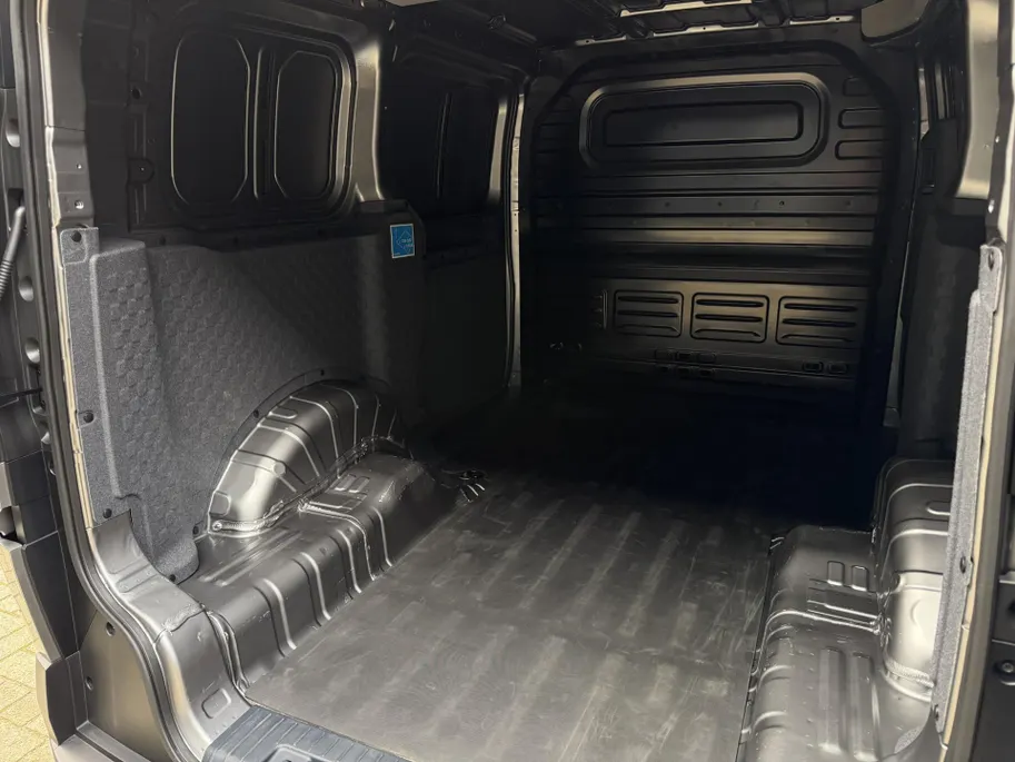 Kia PV5 L2H1 Elite Executive 71.2 kWh | 416 km WLTP-actieradius | 10% - 80% laden snelladen in 30 minuten | All-season banden | Dodehoek camera | 360 camera | Parkeersensoren rondom | Stoel- en stuurverwarming | Draadloos Apple/Android Carplay | Navi