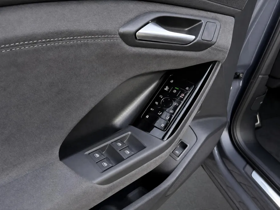 Audi Q6 e-tron S edition 306pk performance 100 kWh · Panoramadak · Luchtvering · Trekhaak · 360 Camera · Warmtepomp · Head-Up · Elek. Voorstoelen · 21'' Inch · 24-11-2030 of 100.000km