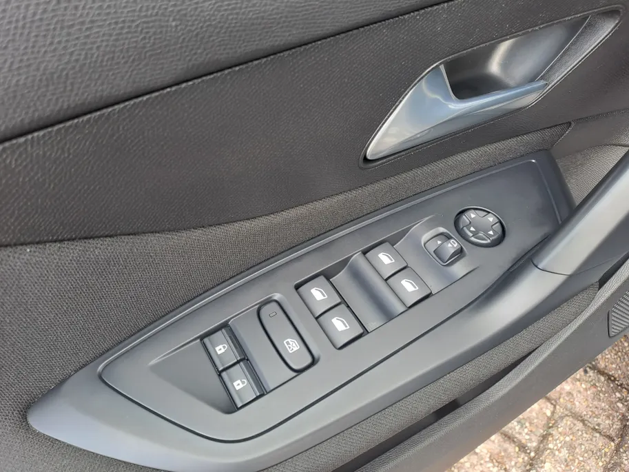 Peugeot 308 1.2 PureTech AUTOMAAT Active Pack Business | Adaptieve Cruise | Climate | Stoelverwarming | Apple Carplay/Android Auto