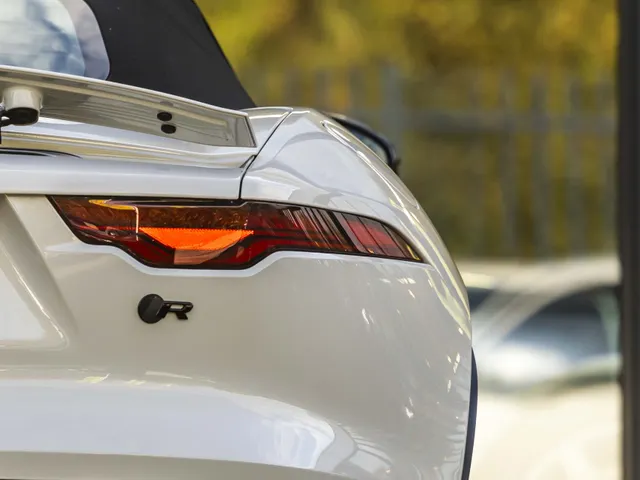 Jaguar F-TYPE P575 AWD R 75