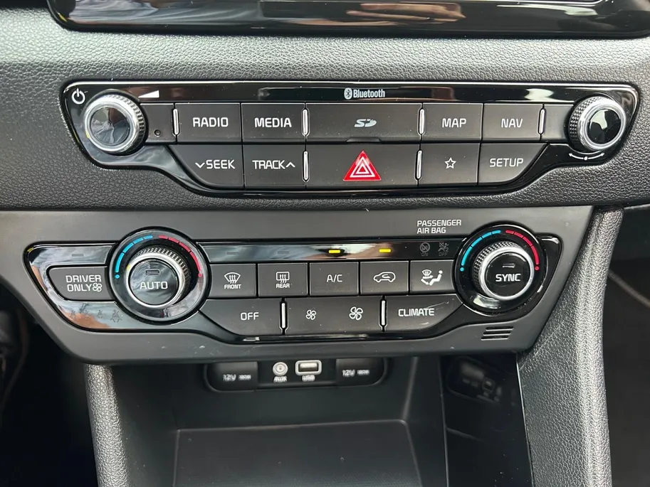 Kia Niro 1.6 GDi Hybrid DynamicLine | Trekhaak Vast + 13-Polige Stekker | All-Seasonbanden | Apple Carplay / Android Auto | Navigatiesysteem | Parkeersensoren + Camera Achter | Cruise Control | Rijstrooksensor + Correctie