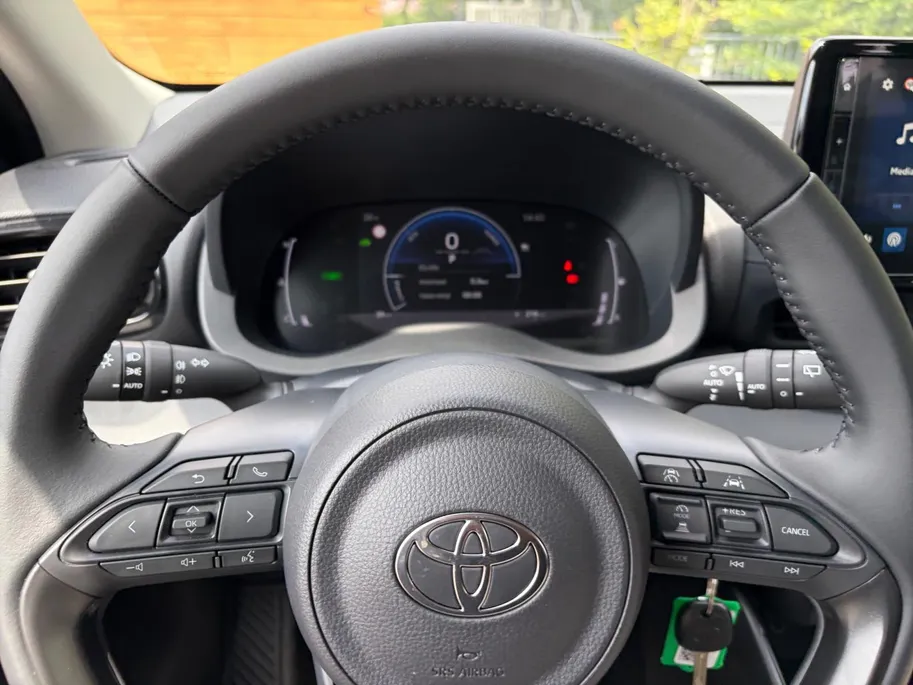 Toyota Yaris 1.5 Hybrid 115 Comfort Apple Carplay/Android Auto , cruise control adaptief en stuurhulp , climate , lm velgen , tel , usb , camera .