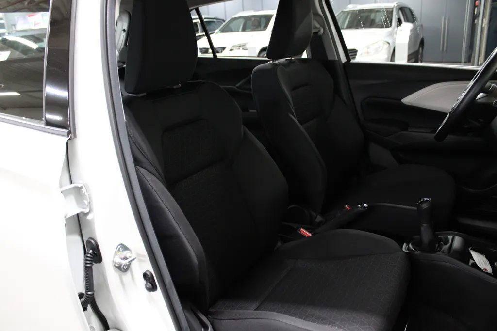 Suzuki Swift 1.2 Comfort Smart Hybrid / Navigatie / Keyless / Camera / 17'' LMV / All season banden /