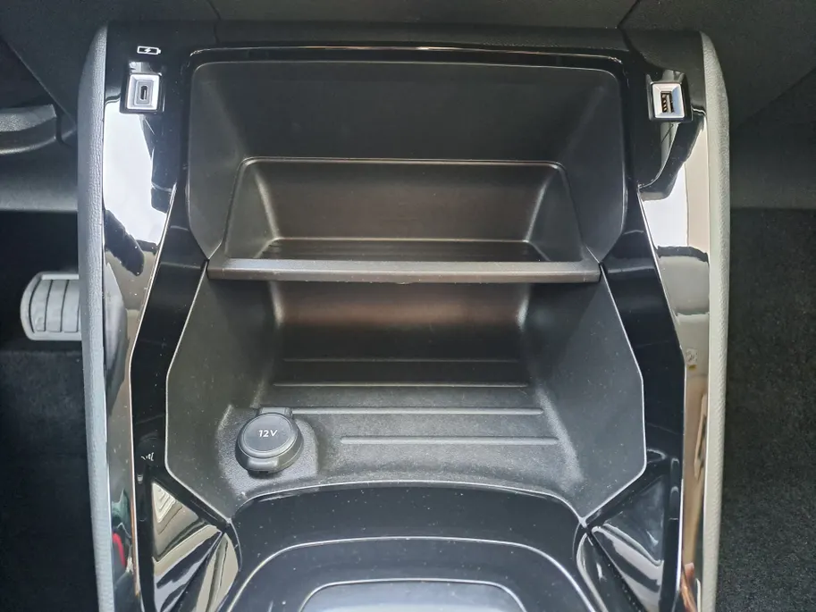 Peugeot e-208 EV Active Pack 50 kWh | Cruise control | Navigatiesysteem | Keyless start | DAB | LM Velgen | 100% Elektrisch | SOH 95,6 %