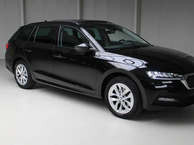 Škoda Octavia Combi 1.4 TSI iV PHEV Business Edition | Panoramadak |  Navigatie | PDC + Camera | Trekhaak