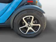 Renault Twizy Intens 80 duo uitvoering voor 2 personen | slechts 2048 KM | koopaccu |  LM velgen | blauwe wrap auto is zwart metallic Twizy Intens 80 duo uitvoering voor 2 personen | slechts 2048 KM | koopaccu |  LM velgen | blauwe wrap auto is zwart metallic