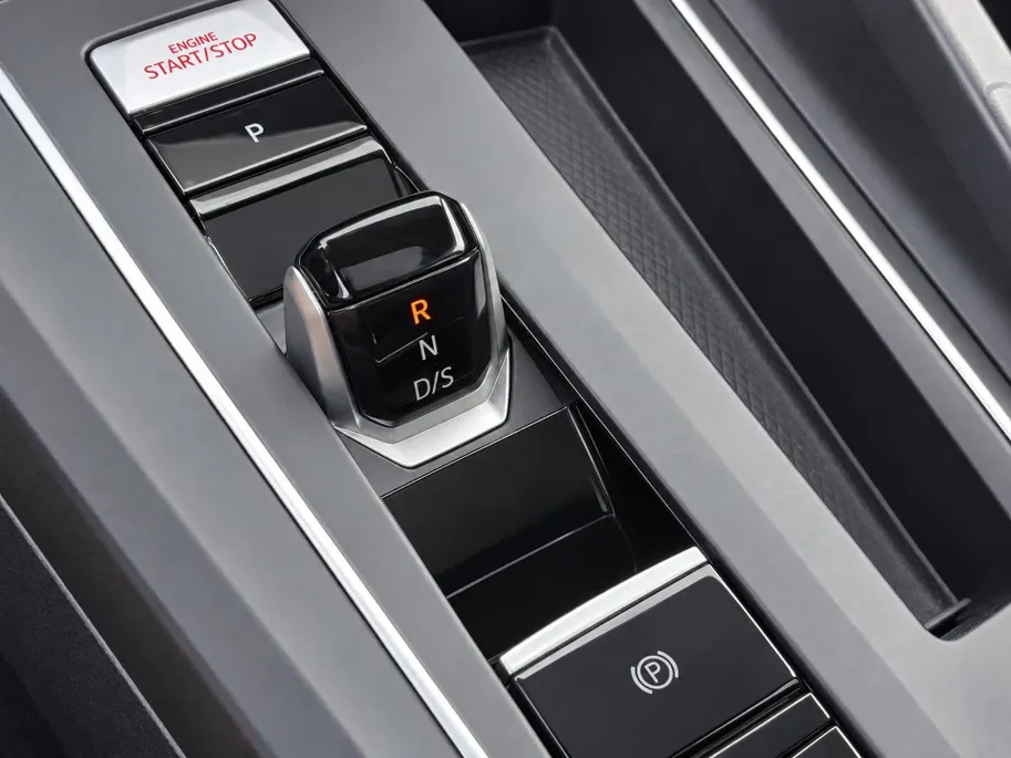 Volkswagen Golf 1.4 eHybrid 245pk GTE · Panoramadak · Trekhaak · Apple/Android Car Play · Camera · Stoelverwarming ·