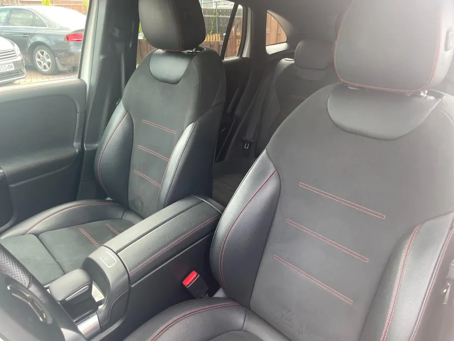 Mercedes-Benz GLA 180 Business Solution AMG *Automaat*Navi+Camera*Trekhaak*Stoelverwarming*Elekt. Achterklep.*1ste Eigenaar!