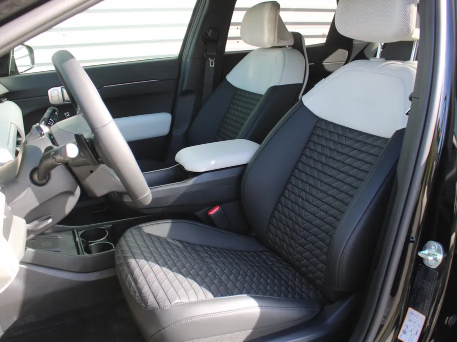 Kia EV4 Fastback GT-PlusLine 81.4 kWh | Schuifdak | Stuur-/stoelverwarming + ventilatie | Camera rondom | Elek. stoelverstelling | Leer | HUD | LED | 19' LM |