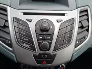 Ford Fiesta 1.25 Limited | Nieuwe Distributieriem bij aflevering | Trekhaak | All weather banden | Radio | Dealer onderhouden | Nieuwe APK | 12maanden BOVAG Garantie |