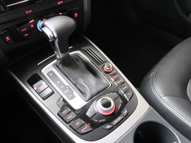 Audi A4 Avant 1.8 TFSI Business Edition Automaat Navigatie | Parkeersensoren | Climate control | Leder | Dealeronderhouden