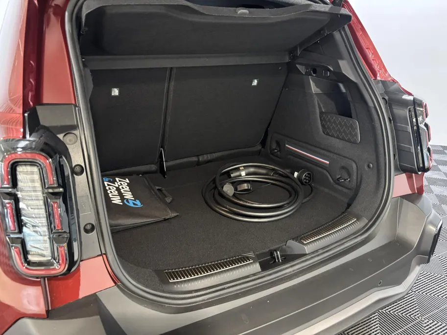 Renault 4 Comfort Range Iconic 52 kWh Automaat | DEMO | Elektrische Klep | Zwarte Motorkap | Camera | Adaptive Cruise Control | Parkeersensoren | Apple CarPlay/Android Auto |