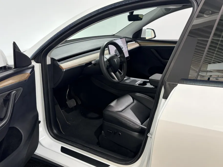 Tesla Model Y 351PK Long Range AWD 75 kWh Automaat | SOH-Waarde 93% | 1e eigenaar | Panoramadak | Basic Autopilot | 360 Camera | Stoelverwarming | Leder | Elektrische Achterklep | Elektrische Stoelen | Full LED |