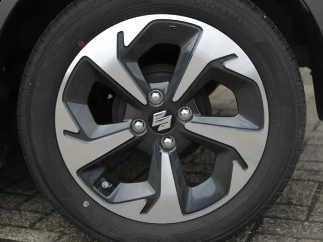 Suzuki Swift 1.2 Style Smart Hybrid | € 2200,- DEALERKORTING! | Snel Rijden!