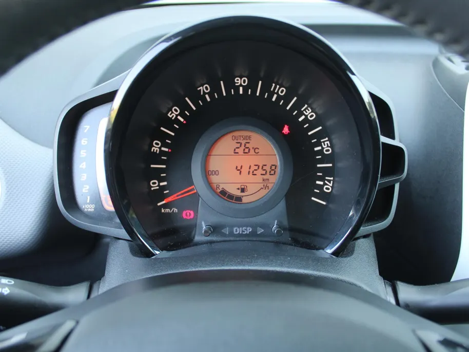 Citroën C1 1.0 VTi Shine | Camera | Clima | Cruise | 15" LM | Apple Carplay/Android Auto | Lichtsensor | Privacy glass |