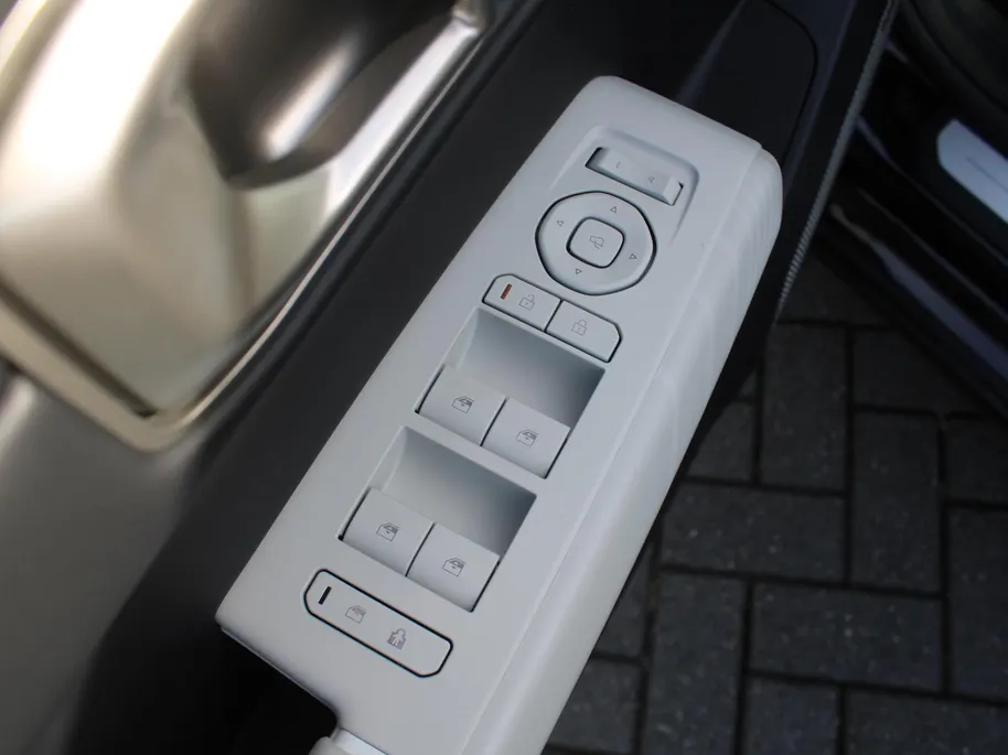 Kia EV4 Fastback GT-PlusLine 81.4 kWh | Schuifdak | Stuur-/stoelverwarming + ventilatie | Camera rondom | Elek. stoelverstelling | Leer | HUD | LED | 19' LM |