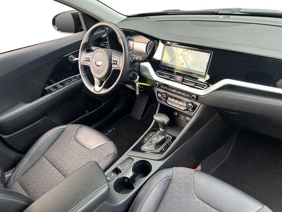 Kia Niro 1.6 GDi Hybrid DynamicLine | Apple Carplay / Android Auto | Navigariesysteem | Licht + Regensensor | Parkeersensoren + Camera Achter | Cruise Control Adaptief | Rijstrooksensor + Correctie