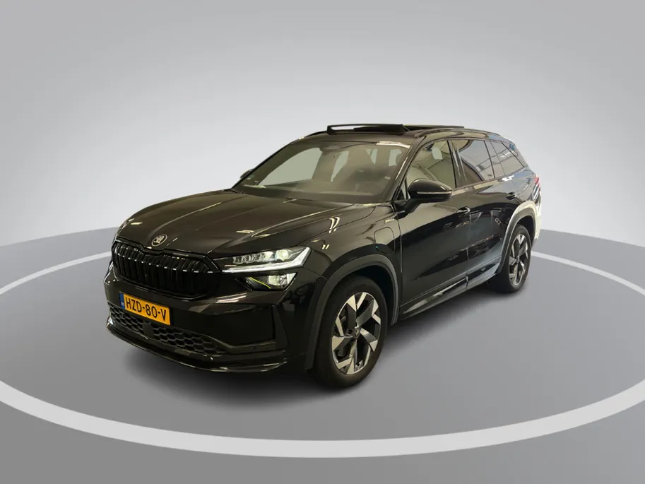 Škoda Kodiaq 1.5 TSI PHEV 204pk DSG Sportline Business · Panoramadak · Camera · Inklap. Trekhaak · Canton Audio · Elek. Stoelen + Geheugen · Dodehoeksensor · Garantie t/m 04-08-2029 of 100.000km