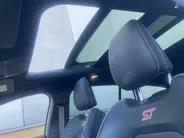 Ford Focus 2.3 EcoBoost ST-3 Performance 280 pk Performance Pack - Recaro Sportstoelen - Panoramadak - Adaptieve LED verlichting Trekhaak