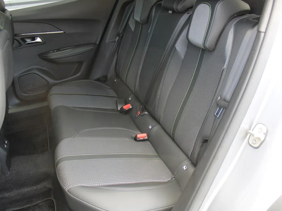 Peugeot 2008 1.2 PureTech GT | Automaat | Navi | Camera | Panoramadak | Dodehoek detectie | Cruise adapt. | 17' LM | LED |