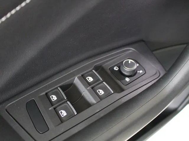 Volkswagen T-Roc Cabrio 1.5 TSI DSG R-Line Navigatie | 19' Misano | Stoel- en stuurverwarming | Matrix Led | Beats Audio