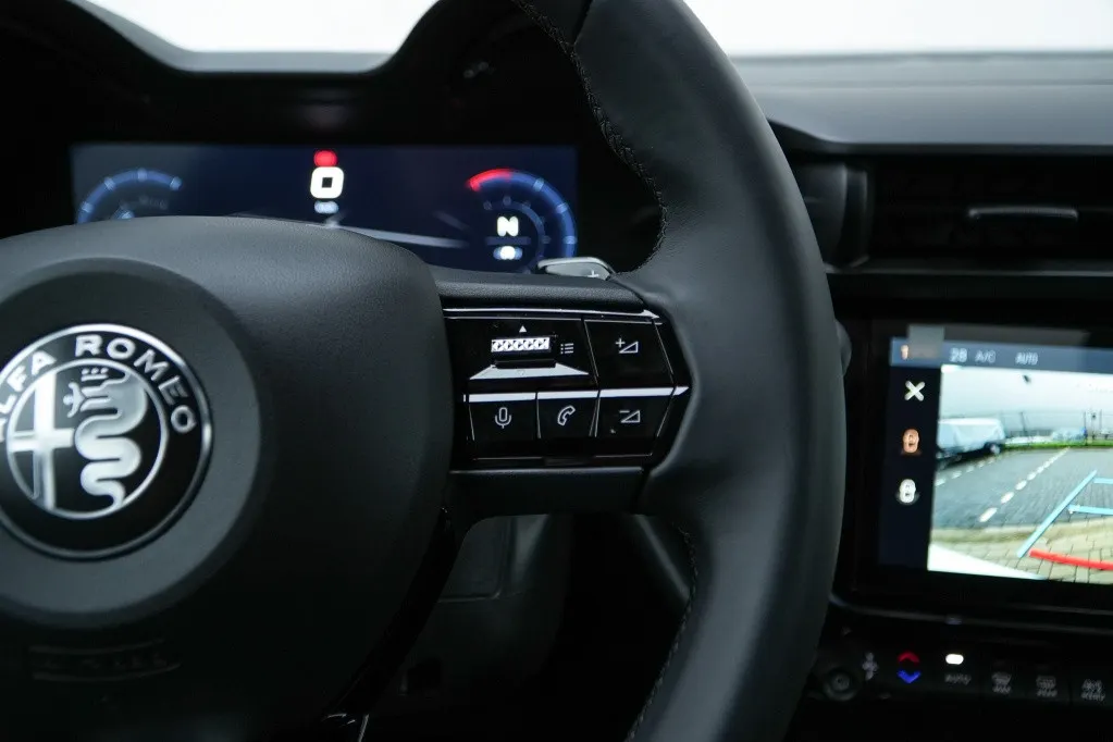 Alfa Romeo Junior 1.2 Turbo 136 PK Ibrida Speciale | Techno | Camera | Navi | Carp