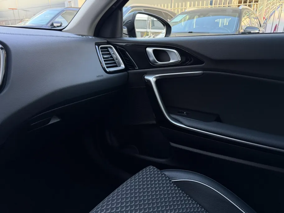 Kia XCeed 1.0 T-GDi DynamicLine | Trekhaak | Achteruitrijcamera | Parkeersensoren achter | Apple/Android Carplay | Navi | Climate Control | LMV