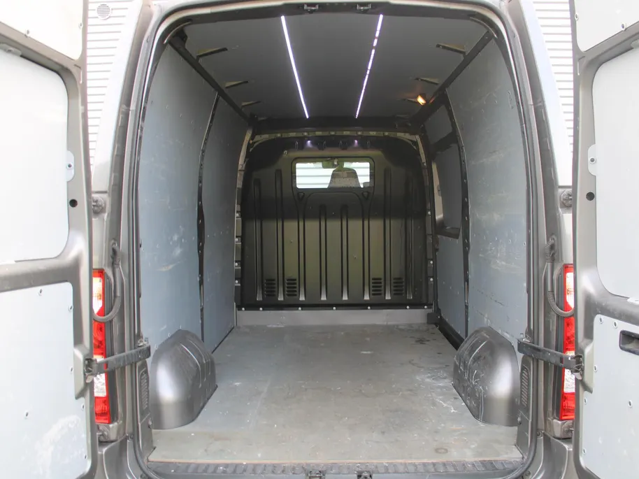Renault Master T33 2.3 dCi L2H2 Stop & Start | Automaat | Trekhaak | Camera | Airco | Navi | Cruise | 16' LM | PDC | Licht-/regensensor | Volledig betimmerd |