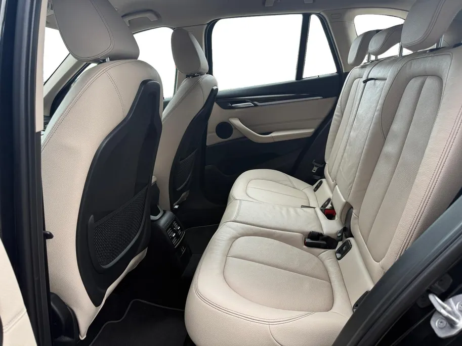 BMW X1 sDrive18i Business Edition Plus | Trekhaak | Leder | Navi | Stoelverwarming | Head-Up Display | Ambient Lighting | NL AUTO | Cruise Control | Climate Control | 12 maanden Bovag garantie |