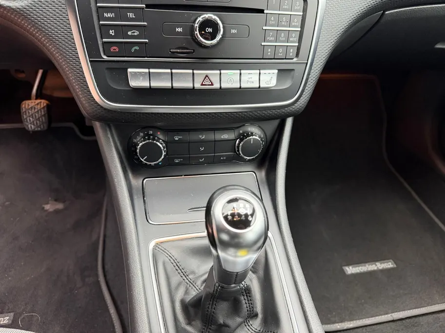 Mercedes-Benz A-Klasse 180 Business Solution | Zeer nette auto | Navigatie | Achteruitrijcamera | Parkeersensoren v + a | Comfort stoelen | Stoelverwarming | Bovag garantie | NAP