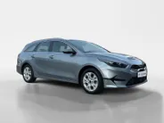 Kia Ceed Sportswagon 1.5 T-GDi DynamicLine | All-Seasonbanden | Apple Carplay / Android Auto | Navigatiesysteem | Parkeersensoren Voor + Achter | Parkeercamera Achter | Licht + Regensensor | Cruise Control | Climate Control | 16'Lichtmetalen velgen
