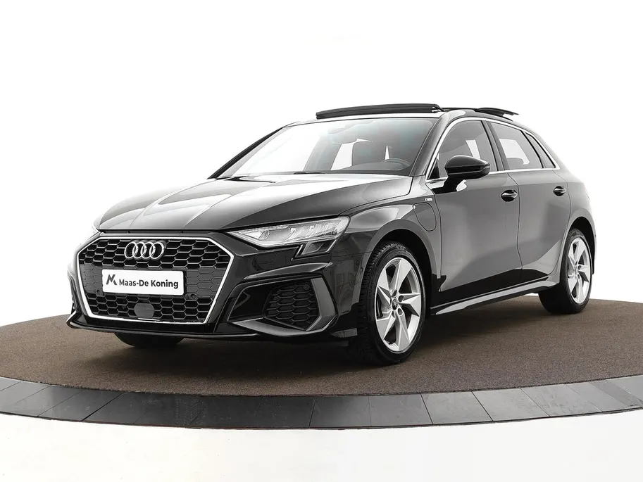 Audi A3 Sportback 40 TFSIe 204pk S-tronic S Edition · Panoramadak · Apple/Android Car Play · Lederen Bekleding · Cruise Control · Navigatie · Stoelverwarming · P-Sensoren · 17'' Inch ·