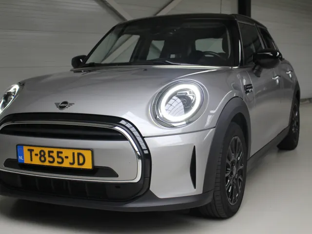 MINI 5-Deurs 1.5 Cooper Camden Edition Automaat | Navigatie | PDC | Cruise Control