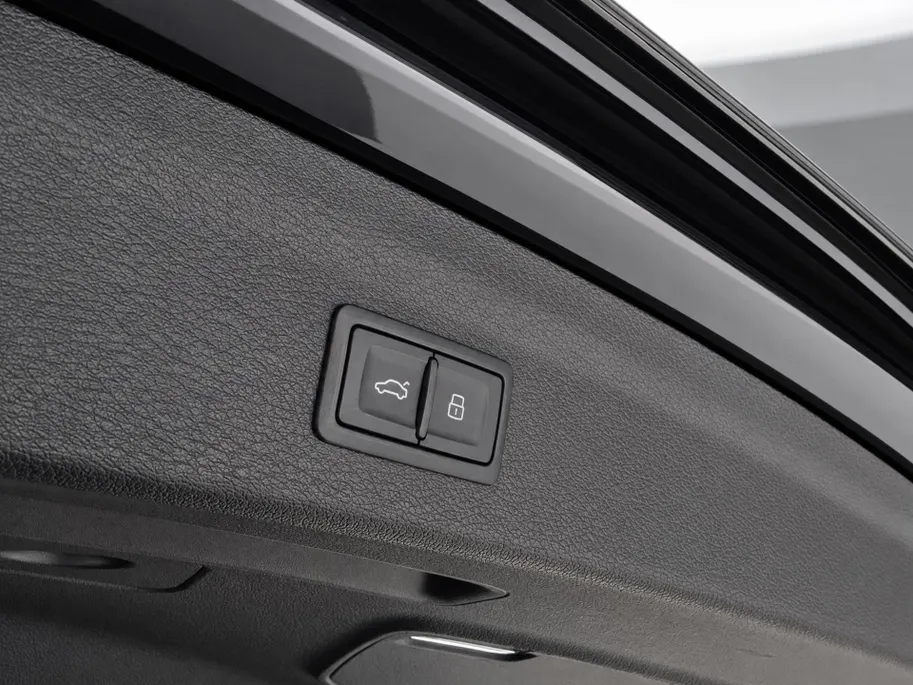 Audi Q3 45 TFSIe 245pk S edition · Camera · Apple/Android Car Play · Stoelverwarming ·  Navigatie · Elek. Achterklep · Keyless · 19'' Inch ·